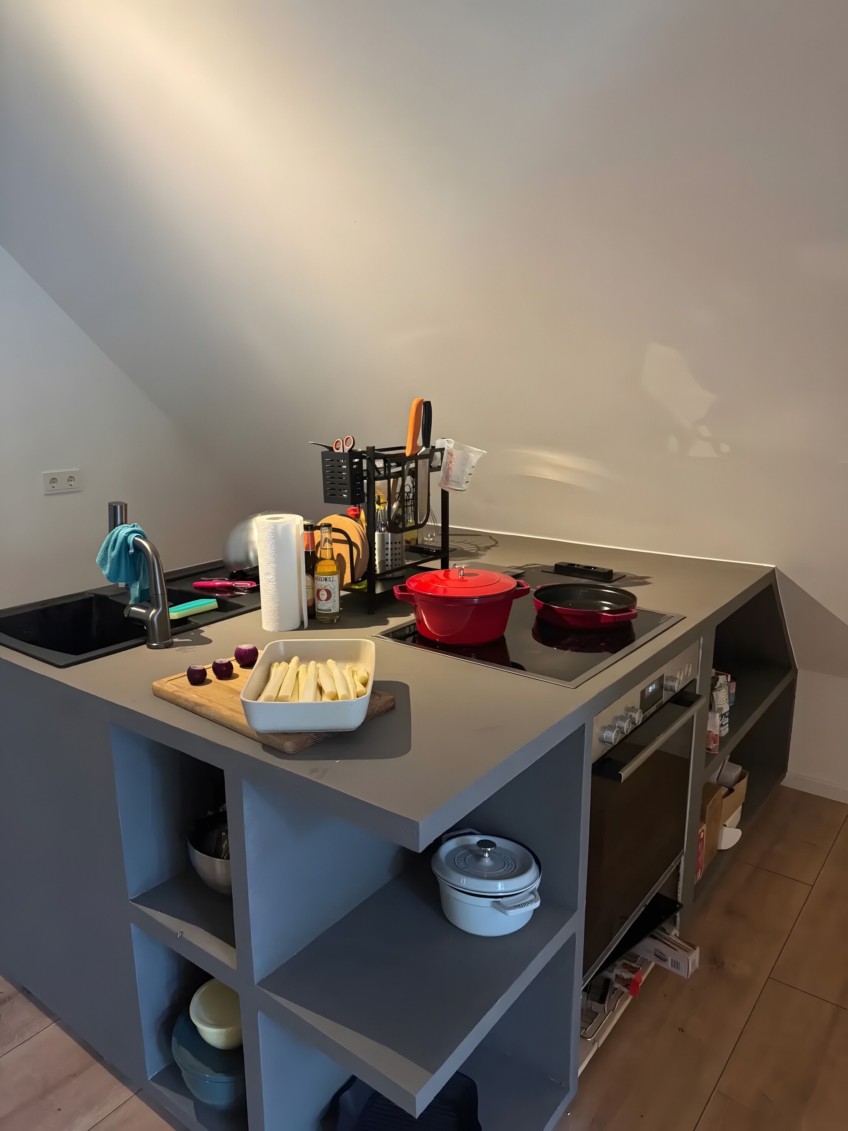 Réfrigérateur, surface de cuisson, bouilloire électrique, grille-pain