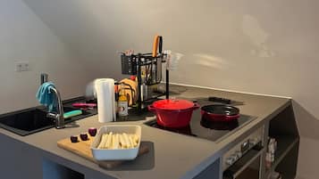 Réfrigérateur, surface de cuisson, bouilloire électrique, grille-pain