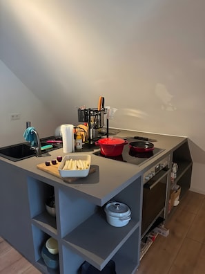 Kühlschrank, Herdplatte, Wasserkocher, Toaster