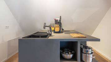 Kühlschrank, Herdplatte, Wasserkocher, Toaster