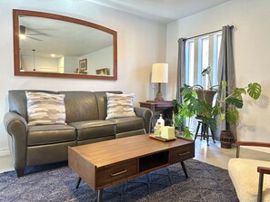 Living area - 6BR sleeping 14 with a hot tub — built for teams and big groups. #MD (Oklahoma)