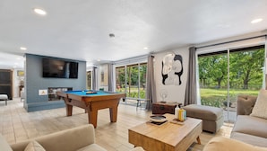 Smart TV, chimenea y oficina