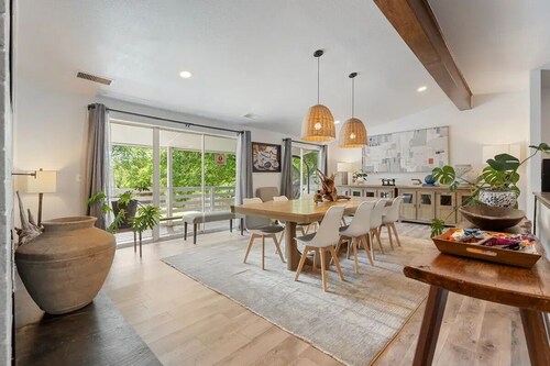 6BR home, Sleeps 14 — hot tub (add-on fee), pool table, fenced yard.