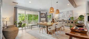 6BR home, Sleeps 14 — hot tub (add-on fee), pool table, fenced yard.