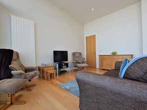 TV - 2 Bed in Bideford (oc-tcseren) (Westward Ho!)