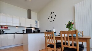 Oven, dishwasher, highchair, cookware/dishes/utensils - 2 Bed in Bideford (oc-tcseren) (Westward Ho!)