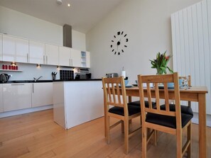 Oven, dishwasher, high chair, cookware/dishes/utensils - 2 Bed in Bideford (oc-tcseren) (Westward Ho!)