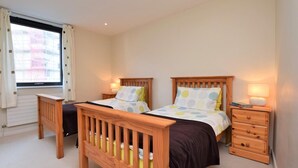 2 bedrooms, travel crib, WiFi (free), bed sheets - 2 Bed in Bideford (oc-tcseren) (Westward Ho!)