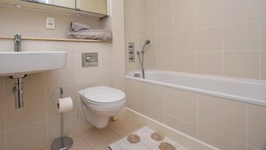 A bathroom with a sink, toilet, and bathtub. - 2 Bed in Bideford (oc-tcseren) (Westward Ho!)