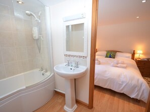 Towels - 1 Bed in Gillingham (oc-wagco) (Kington Magna)