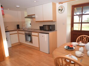 Oven, high chair, cookware/dishes/utensils - 1 Bed in Gillingham (oc-wagco) (Kington Magna)