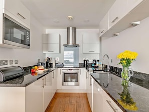 Oven, dishwasher, highchair, cookware/dishes/utensils - 2 Bed in Braunton (oc-ocpoi) (Saunton)