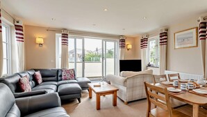 Unclassified image, 2 of 18, button - 3 Bed in Ilfracombe (oc-haywd) (Ilfracombe)