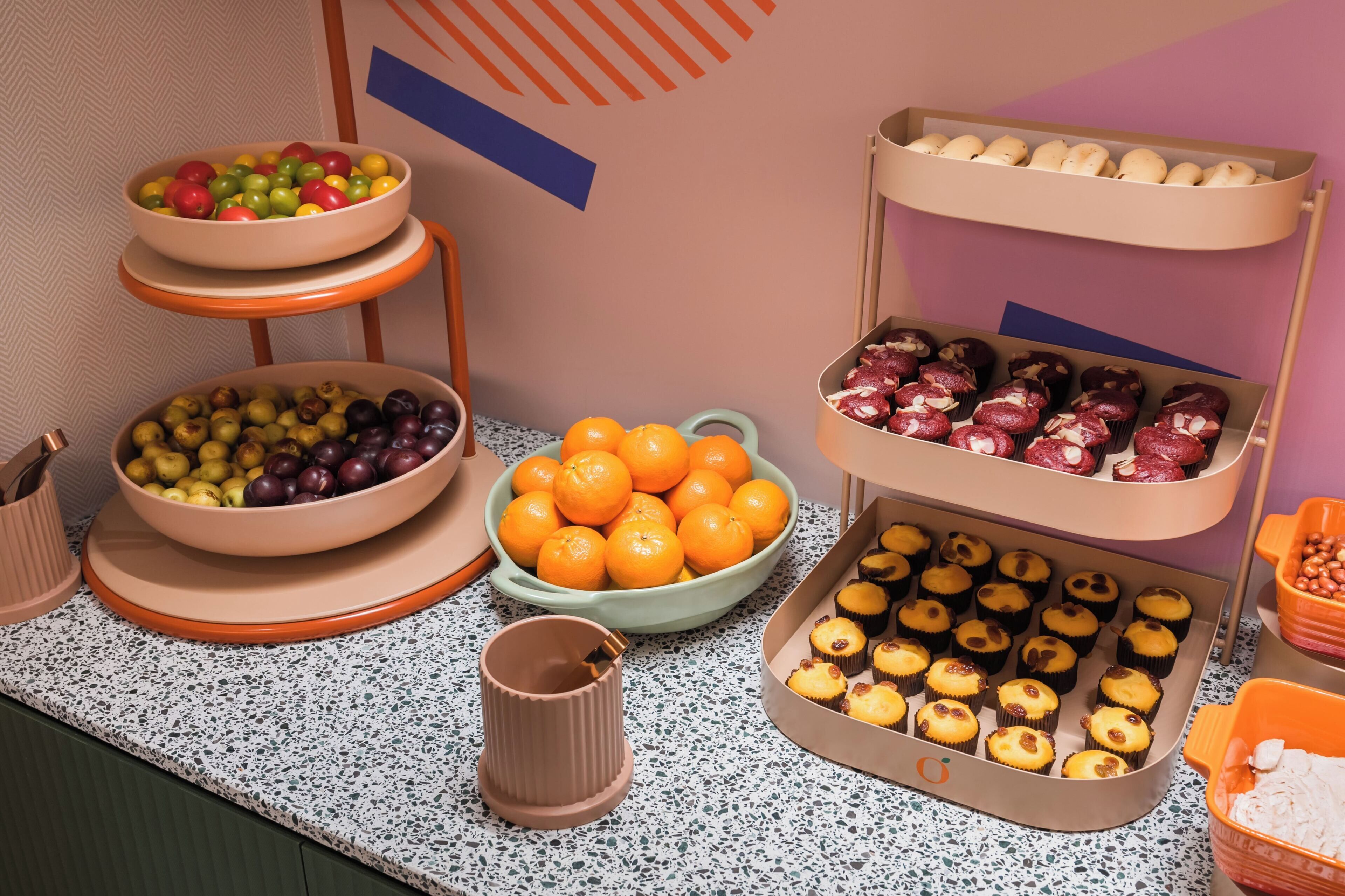 Um buffet com diversas frutas e doces.