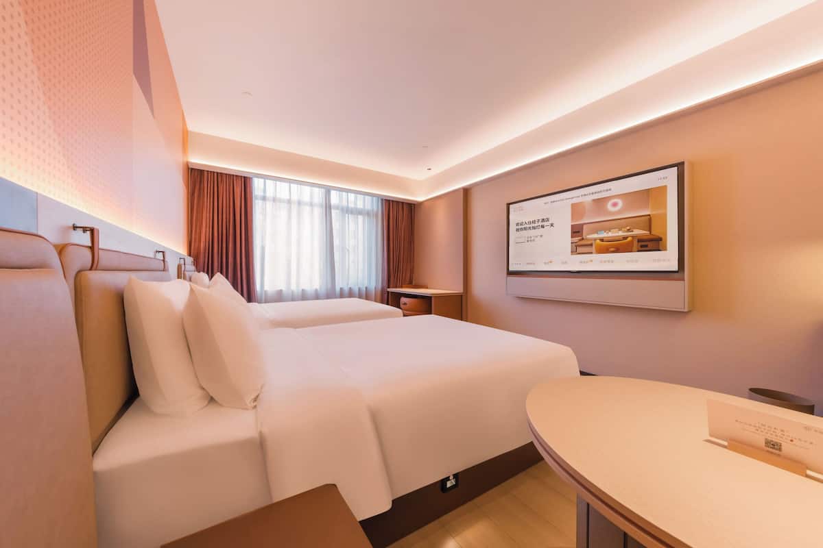 Escritorio, espacio para trabajar con laptop y cortinas blackout 