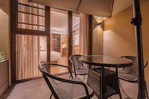 Desk, laptop workspace, blackout curtains - Shanghai Tangerine Ancient Town Hotel (Shanghai)