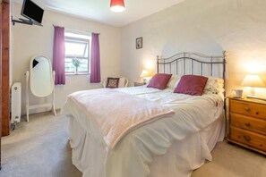 A bedroom with a bed, bedside tables, a mirror, a window with curtains, and a wall-mounted TV. - 3 Bed in Falmouth (oc-conwi) (Constantine)