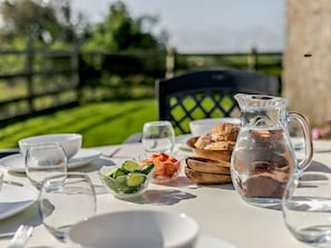 Outdoor dining - 3 Bed in Falmouth (oc-consw) (Constantine)