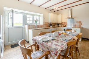 Microwave, oven, dishwasher, high chair - 3 Bed in Falmouth (oc-consw) (Constantine)