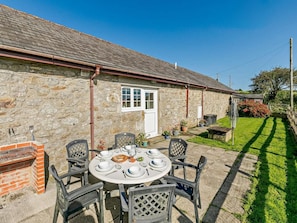 Outdoor dining - 3 Bed in Falmouth (oc-consw) (Constantine)
