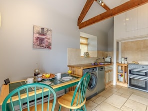 Oven, dishwasher, highchair, cookware/dishes/utensils - 1 Bed in Wotton -under- Edge (oc-earba) (Charfield)