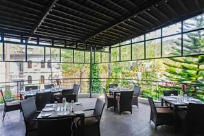 Outdoor dining - WOW Bison Woods Veg Resort Yercaud (Yercaud)