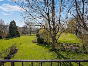 A well-maintained lawn with a variety of trees and shrubs, a stone birdbath, and a clear sky. - 1 Bed in Dorchester (oc-manje) (Frome Saint Quintin)