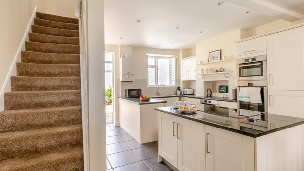Oven, dishwasher, highchair, cookware/dishes/utensils - 2 Bed in Bideford (oc-05208) (Appledore)