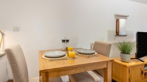 A dining table with plates, glasses, and a plant. - 1 Bed in Tavistock (oc-hgard) (Cudlipptown)
