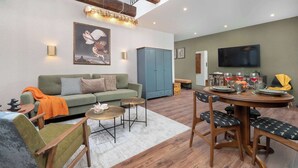 TV, offices - Modern Studio in the City Center | Mezzanine | Sleeps 4 (Łódź)