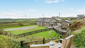 A rural setting with stone buildings, a grassy area, and a wooden fence. - 3 Bed in Camelford (oc-pendb) (Forrabury and Minster)
