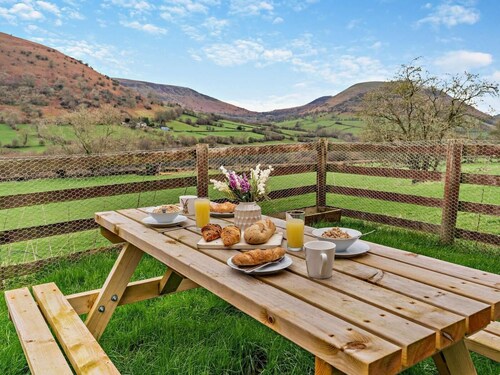 2 Bed in Crickhowell (oc-mawrw)