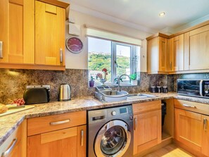 Microwave, oven, cookware/dishes/utensils - 1 Bed in Redruth (oc-07540) (Portreath)