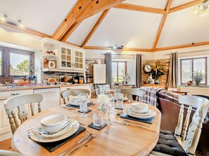 A dining area with a wooden table set for four, surrounded by chairs. - 2 Bed in Liskeard (oc-trero) (Menheniot)