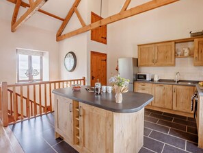 Oven, dishwasher, high chair, cookware/dishes/utensils - 4 Bed in Launceston (oc-brhig) (Launceston)
