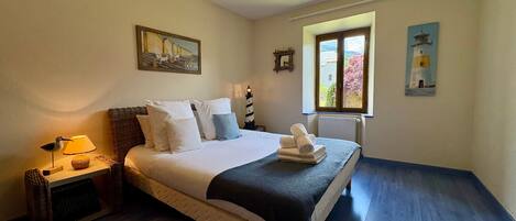 Iron/ironing board, WiFi, bed sheets