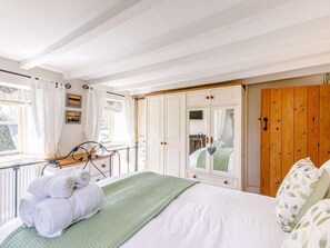 3 bedrooms, travel cot, free WiFi, bed sheets - 3 Bed in Cheltenham (oc-ptree) (Bourton-on-the-Water)