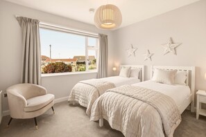 4 Schlafzimmer, Schreibtisch, Bügeleisen/Bügelbrett, Reisekinderbett