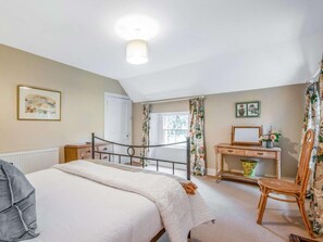 3 bedrooms, travel cot, free WiFi, bed sheets - 3 Bed in Elgin (oc-oldfh) (Elgin)
