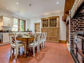 Oven, dishwasher, high chair, cookware/dishes/utensils - 4 Bed in Bude (oc-ssham) (Stratton)