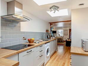 Oven, dishwasher, high chair, cookware/dishes/utensils - 2 Bed in Bideford (oc-cockl) (Appledore)