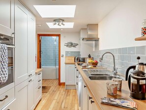 Oven, dishwasher, high chair, cookware/dishes/utensils - 2 Bed in Bideford (oc-cockl) (Appledore)