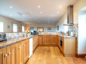 Dishwasher, high chair, cookware/dishes/utensils - 4 Bed in Penzance (oc-romba) (Lamorna)