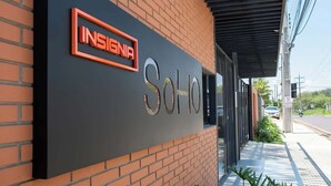 En byggnad med en skylt som visar orden ”INSIGNIA” och ”SOHO”.