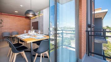 Apartamento, balcón, vistas a la ciudad | Restaurante al aire libre