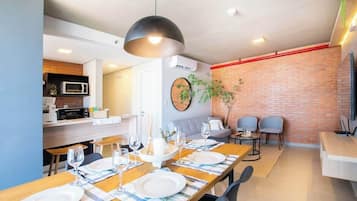 Apartamento, balcón, vistas a la ciudad | Restauración