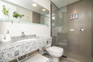 Apartamento, balcón, vistas a la ciudad | Baño