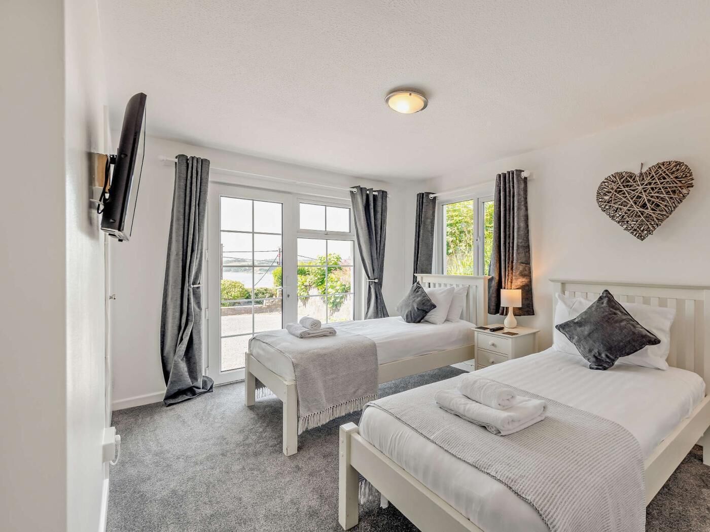 11 bedrooms, travel crib, WiFi (free), bed sheets