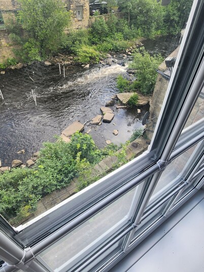 1 Bedroom Apartment - River Views & Free Parking
