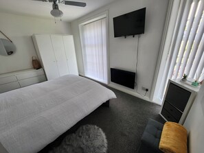 1 habitación, tabla de planchar con plancha, wifi gratis y ropa de cama 